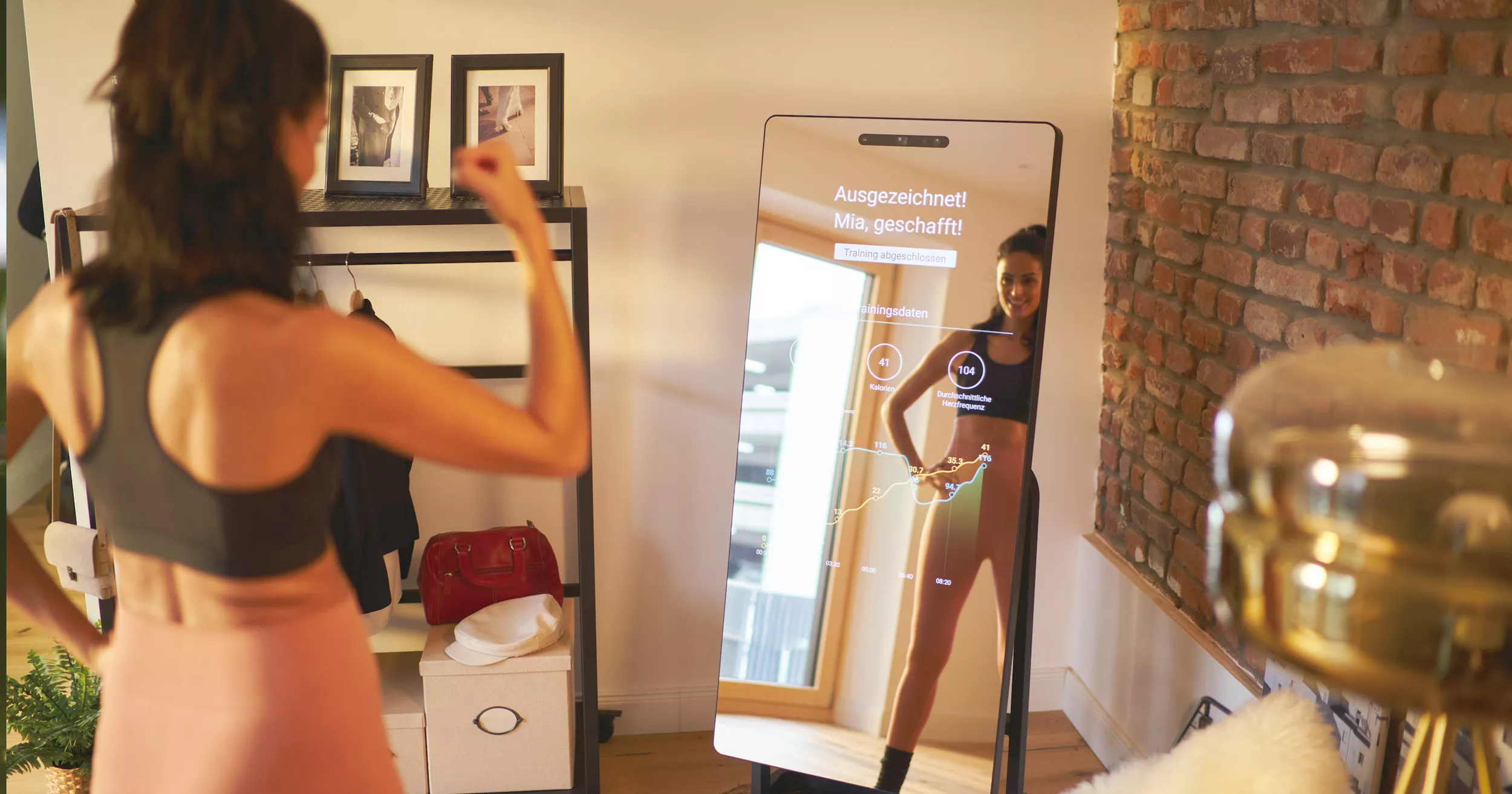 Frau vor interaktivem Fitness-Spiegel