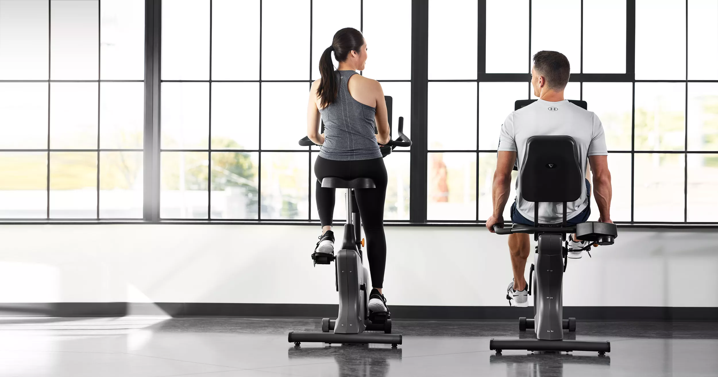 Zwei Personen auf Indoor Fahrrädern von Vision Fitness